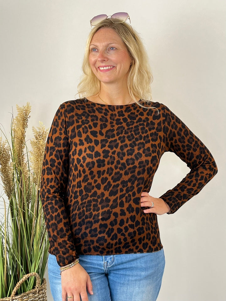 Rostrotes Langarmshirt mit Leopardenmuster und Rundhalsausschnitt