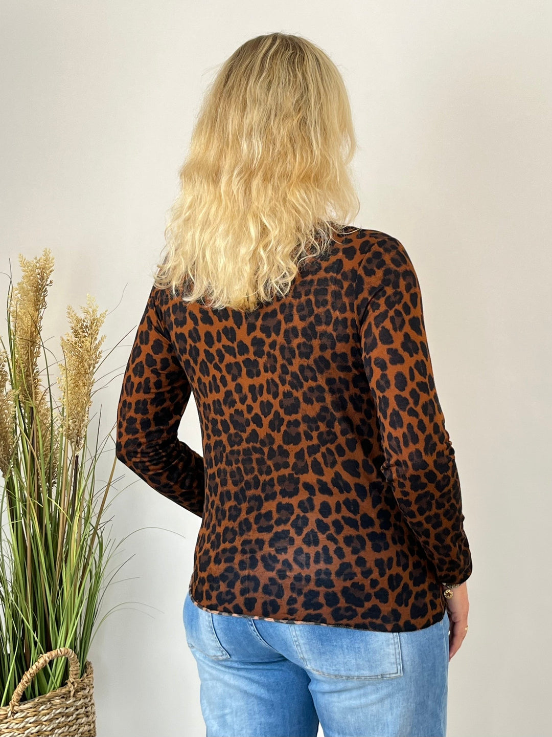 Rückansicht des weiten rostroten Leopardendruck-Shirts