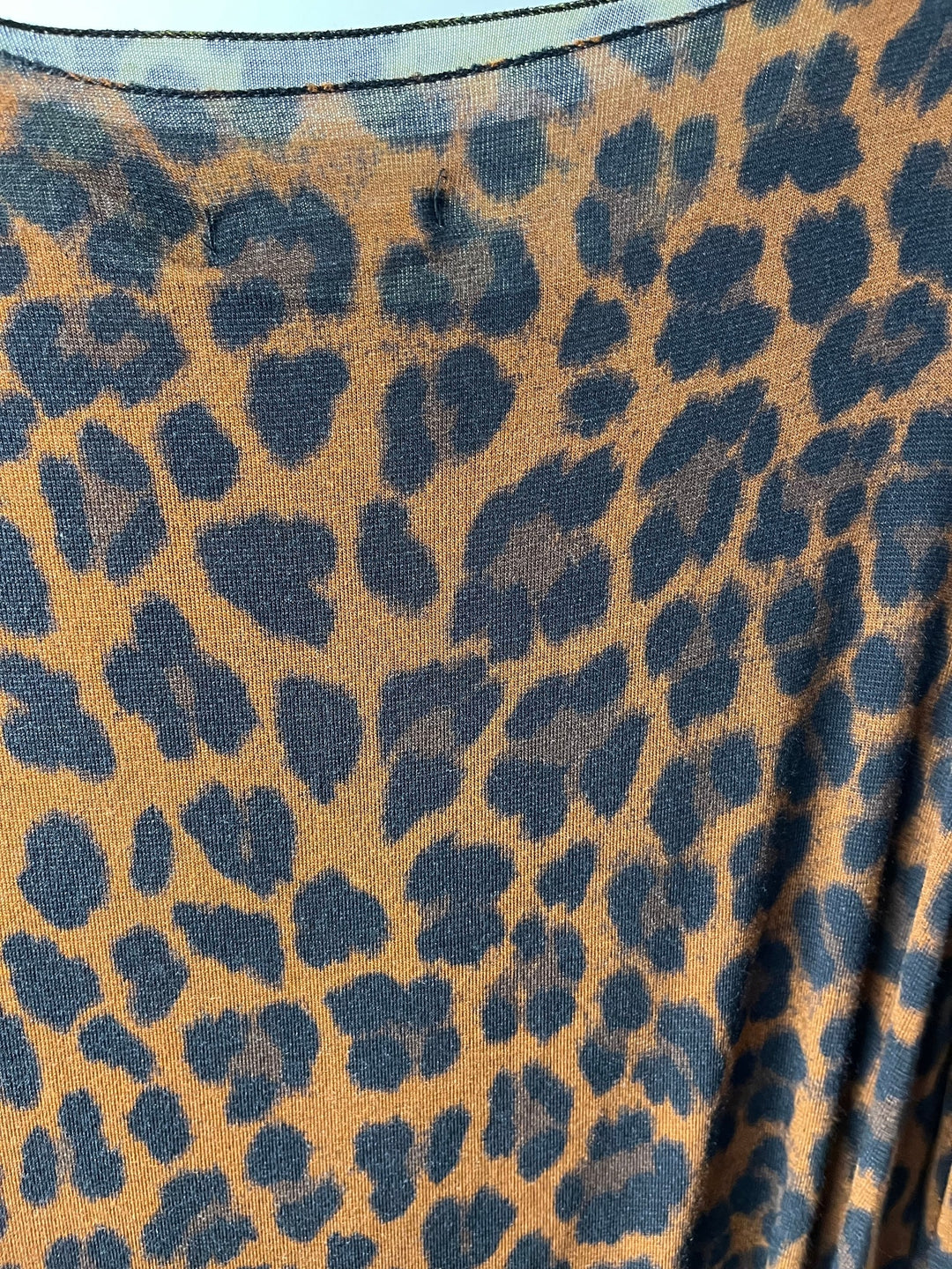 Nahaufnahme rotes Leo-Shirt mit Kaschmir, feiner Stoff und Rundhalsausschnitt