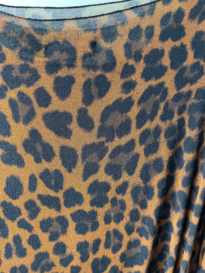 Nahaufnahme rotes Leo-Shirt mit Kaschmir, feiner Stoff und Rundhalsausschnitt
