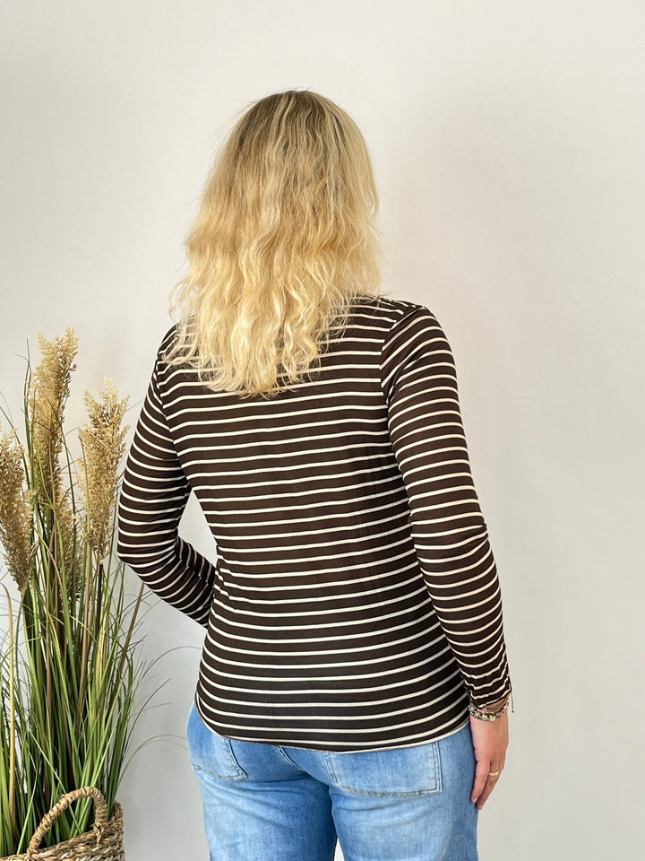 Rückansicht des gestreiften Langarmshirts in Beige mit gerade geschnittenem Saum