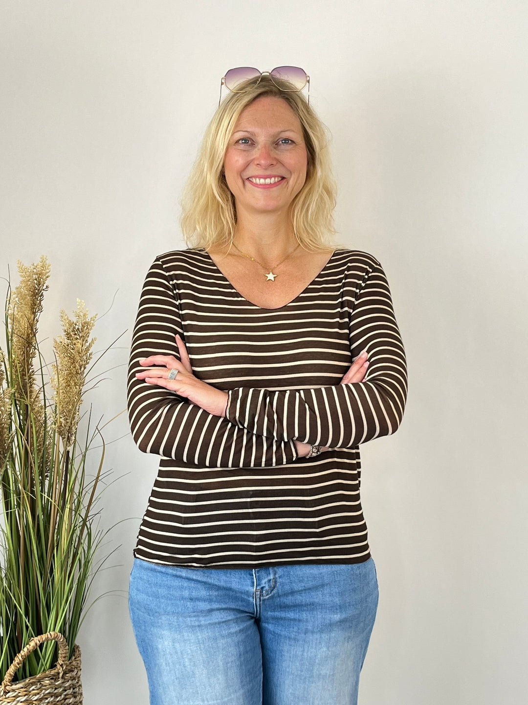 Beiges Cashmere-Touch-Shirt mit dunkelbraun-weißen Streifen und V-Ausschnitt