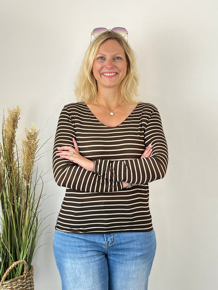 Beiges Cashmere-Touch-Shirt mit dunkelbraun-weißen Streifen und V-Ausschnitt
