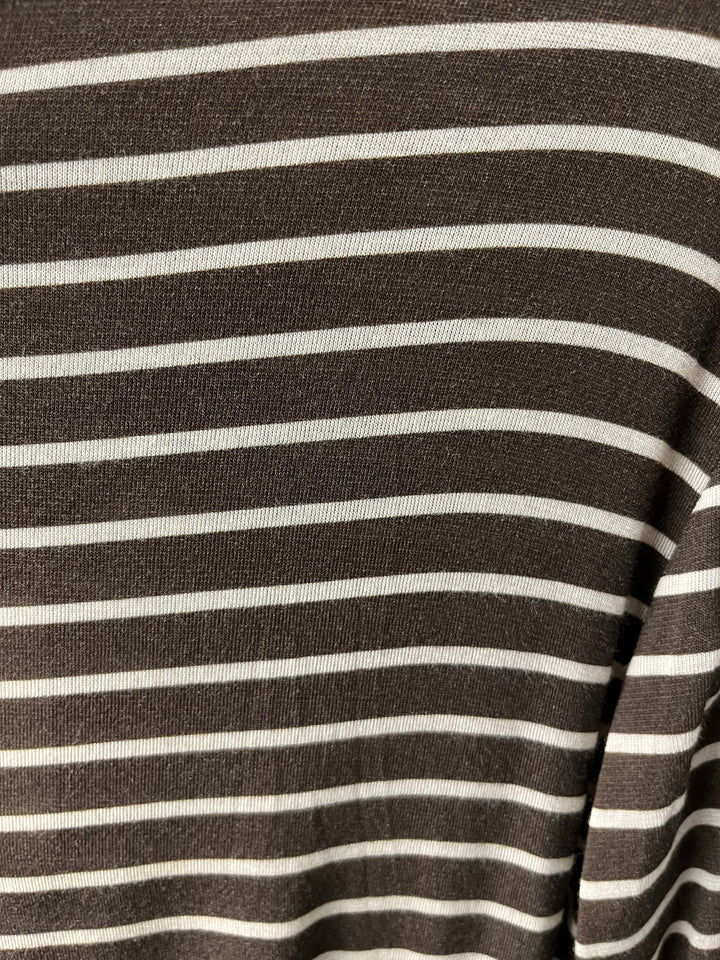 Beiges gestreiftes Cashmere-Touch-Shirt mit feiner Webstruktur und V-Ausschnitt