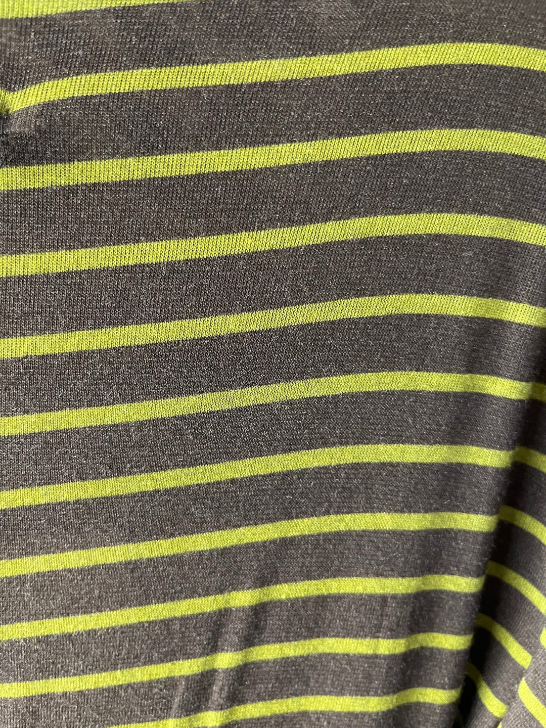 Olivgrünes Cashmere-Touch-Shirt mit horizontalen Streifen und weicher Textur