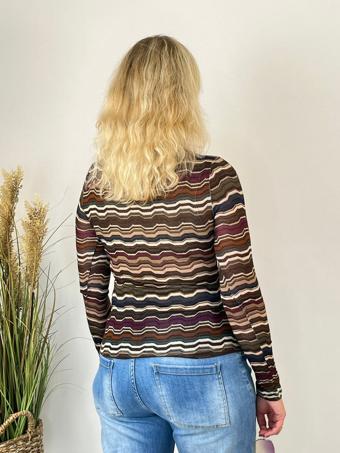 Rückansicht des mehrfarbigen Wellenmusters am Langarmshirt