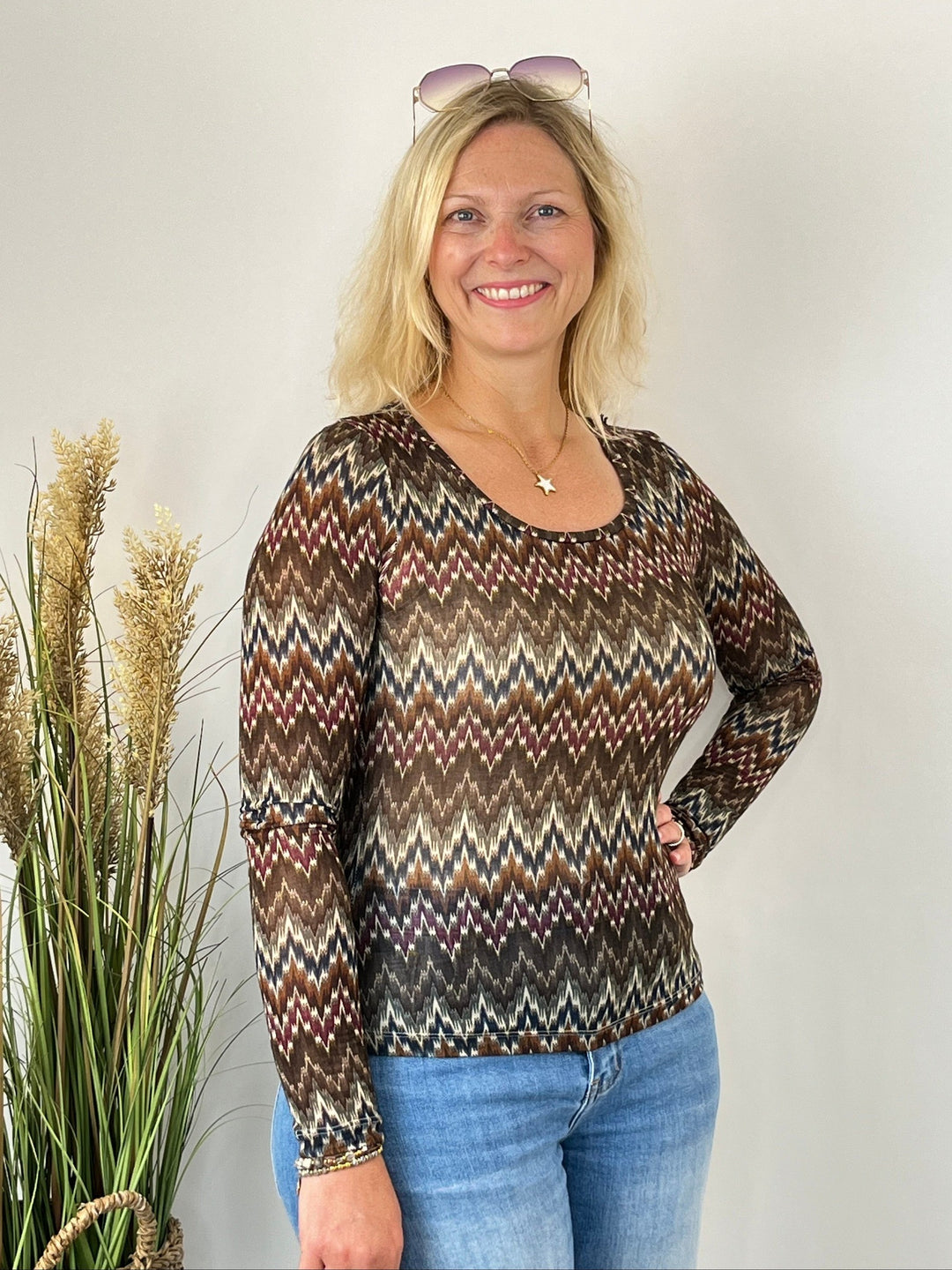 Braunes Cashmere-Touch-Shirt mit Zickzack-Muster und Rundhalsausschnitt