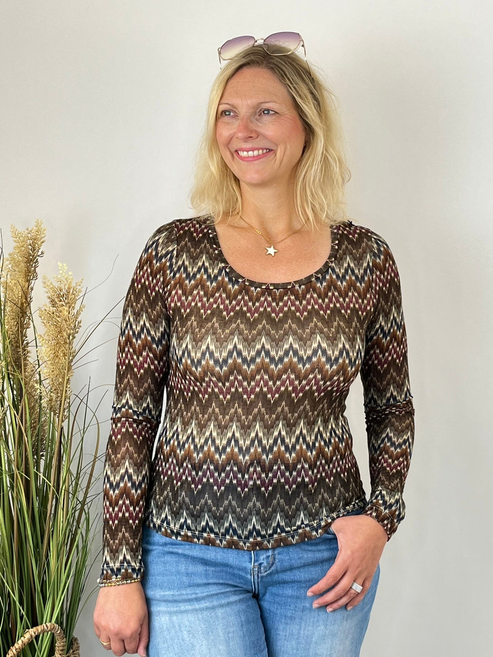 Frontansicht des femininen Braunen Zickzack-Shirts mit Sternkette