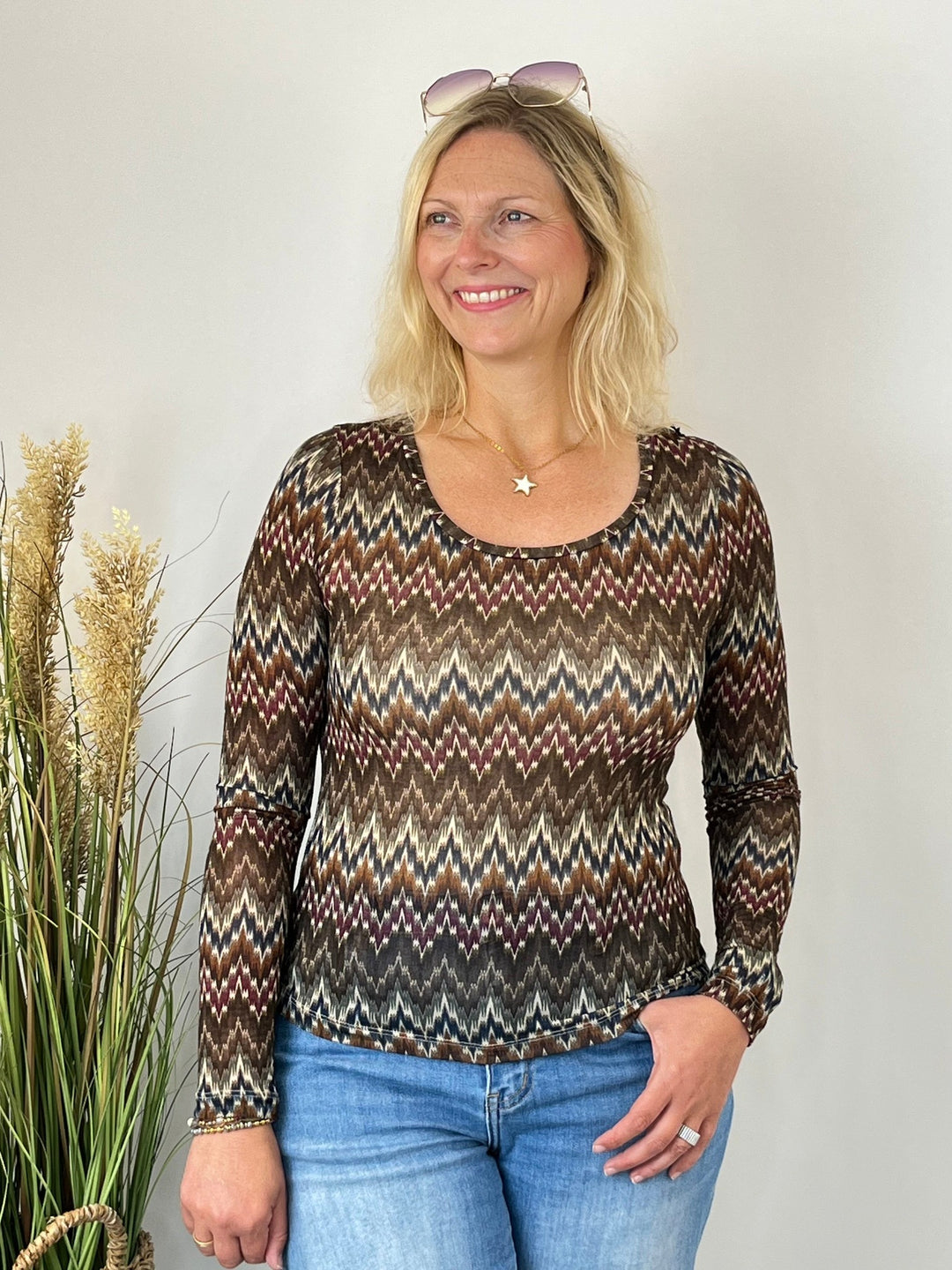 Frontansicht des femininen Braunen Zickzack-Shirts mit Sternkette