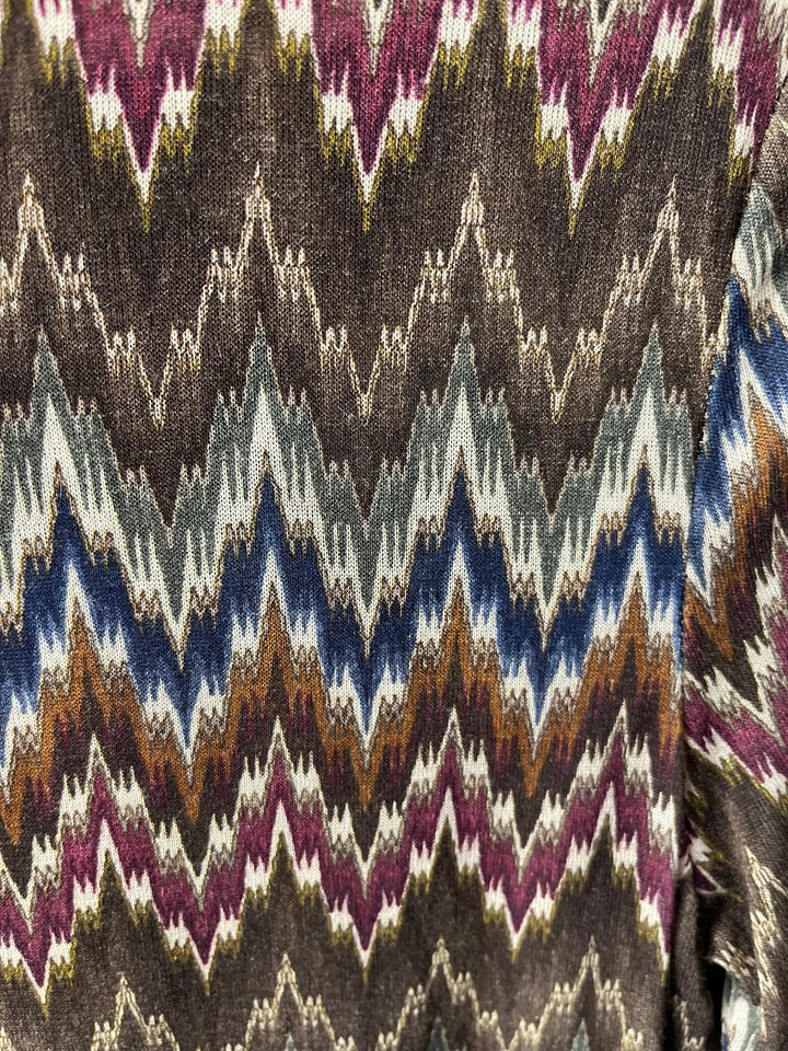 Nahaufnahme der weichen Stricktextur und bunten Zickzack-Details