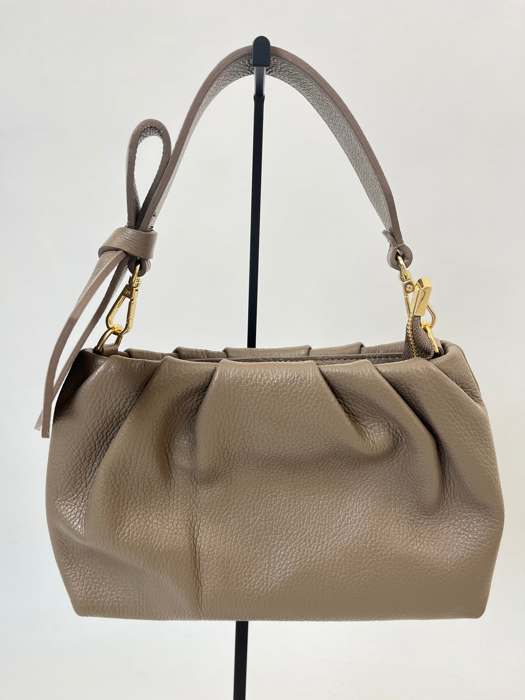 Clutch mit Schleife, taupe von Bella Vita - Mode &amp; Lifestyle
