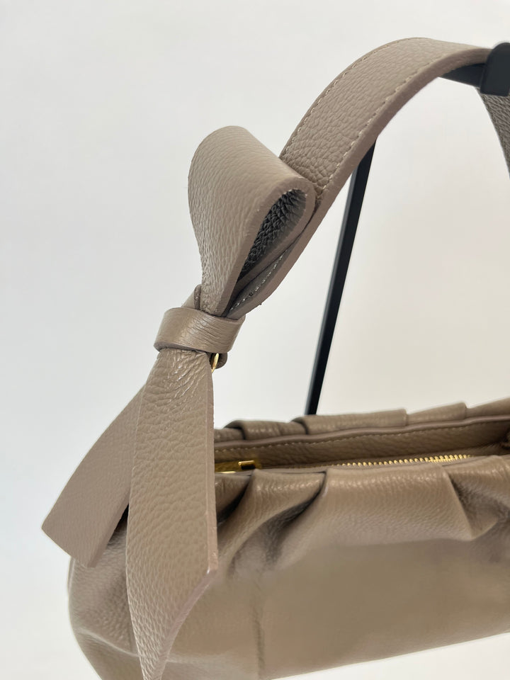 Clutch mit Schleife, taupe von Bella Vita - Mode &amp; Lifestyle