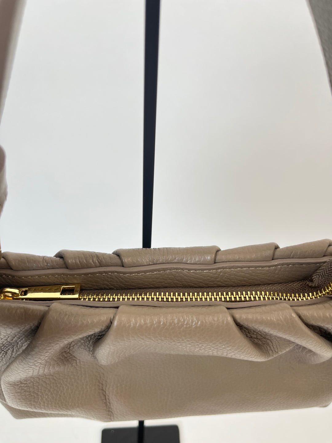 Clutch mit Schleife, taupe von Bella Vita - Mode &amp; Lifestyle