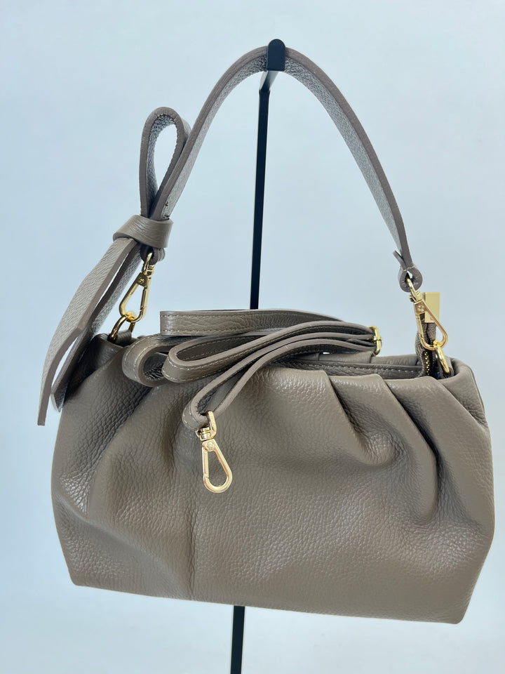 Clutch mit Schleife, taupe von Bella Vita - Mode &amp; Lifestyle