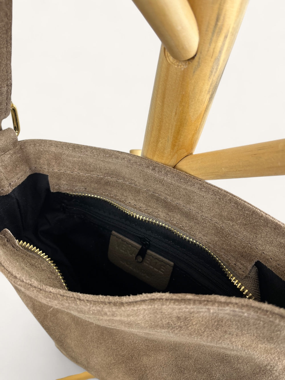 Crossbody-Tasche mit Ösen, taupe von Bella Vita - Mode &amp; Lifestyle