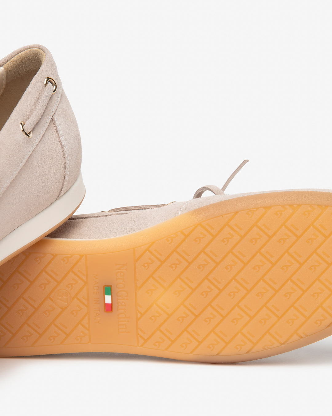 NeroGiardini Velours-Slipper, stein von Bella Vita - Mode & Lifestyle