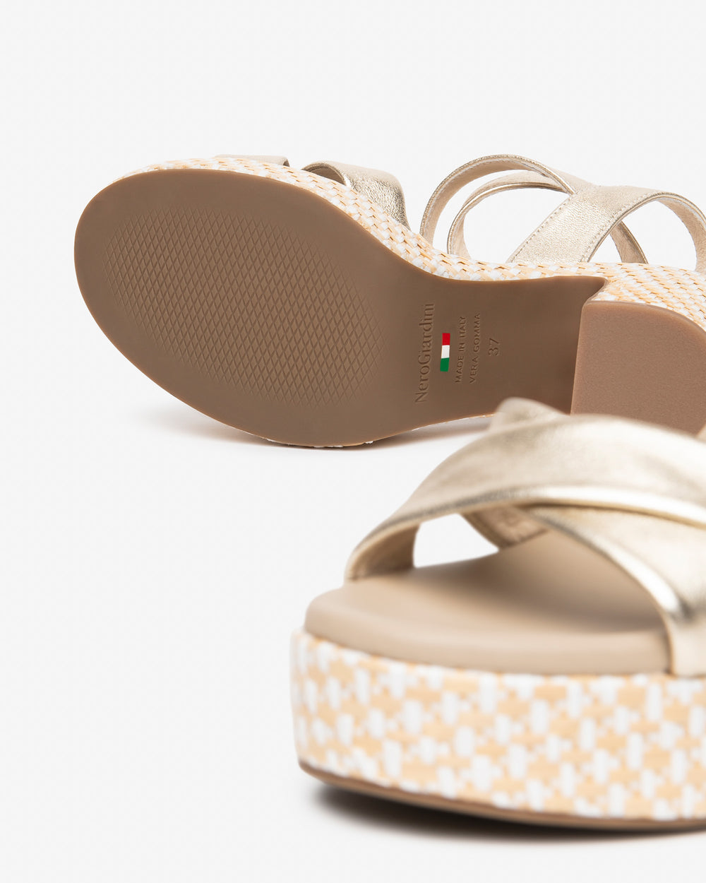 NeroGiardini Plateau-Sandalette, goldfarben von Bella Vita - Mode & Lifestyle