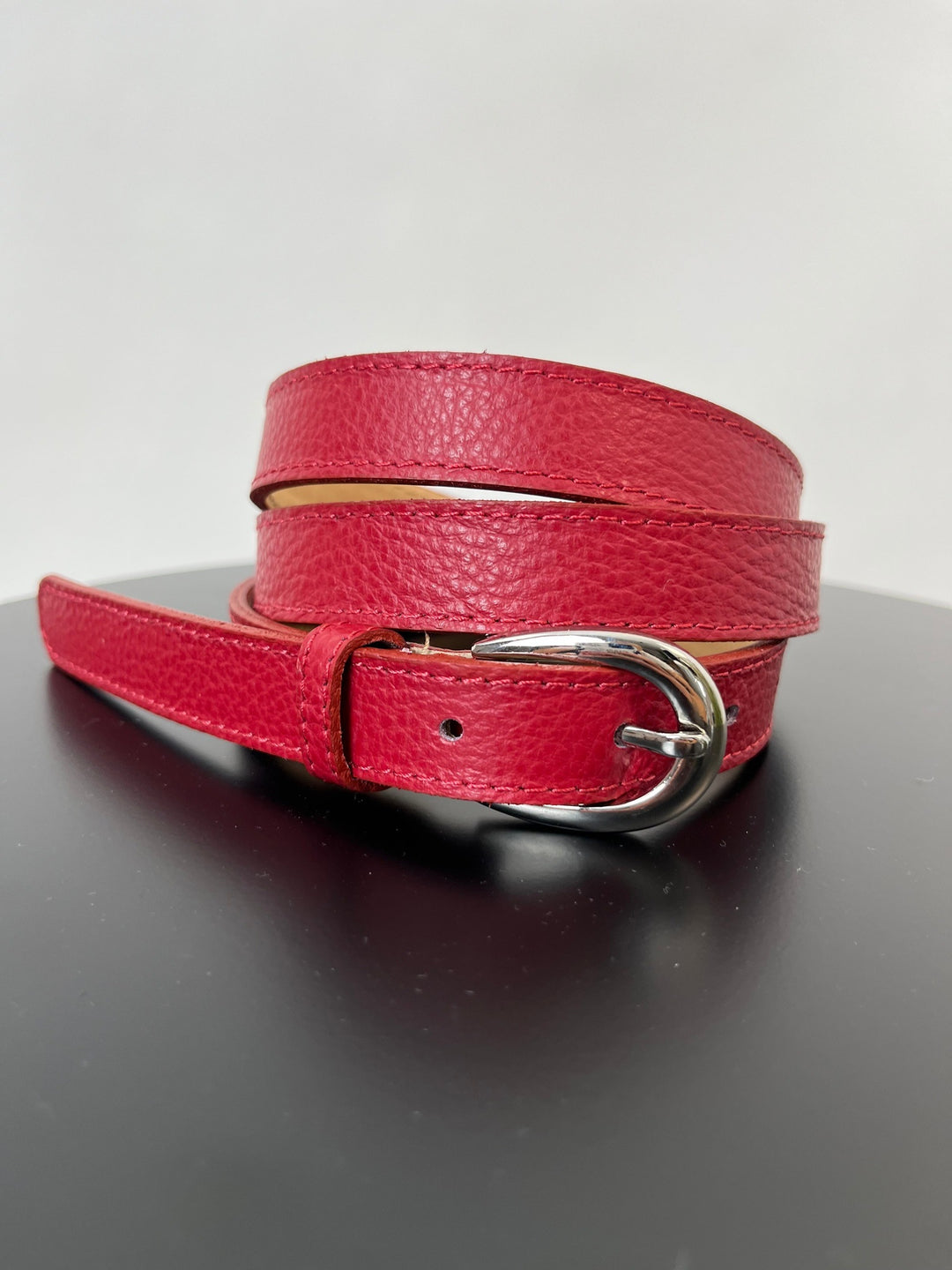 Roter schmaler Ledergürtel Classic mit silberner D-Schließe