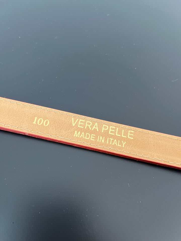 Detailaufnahme roter Echtledergürtel mit italienischer Prägung
