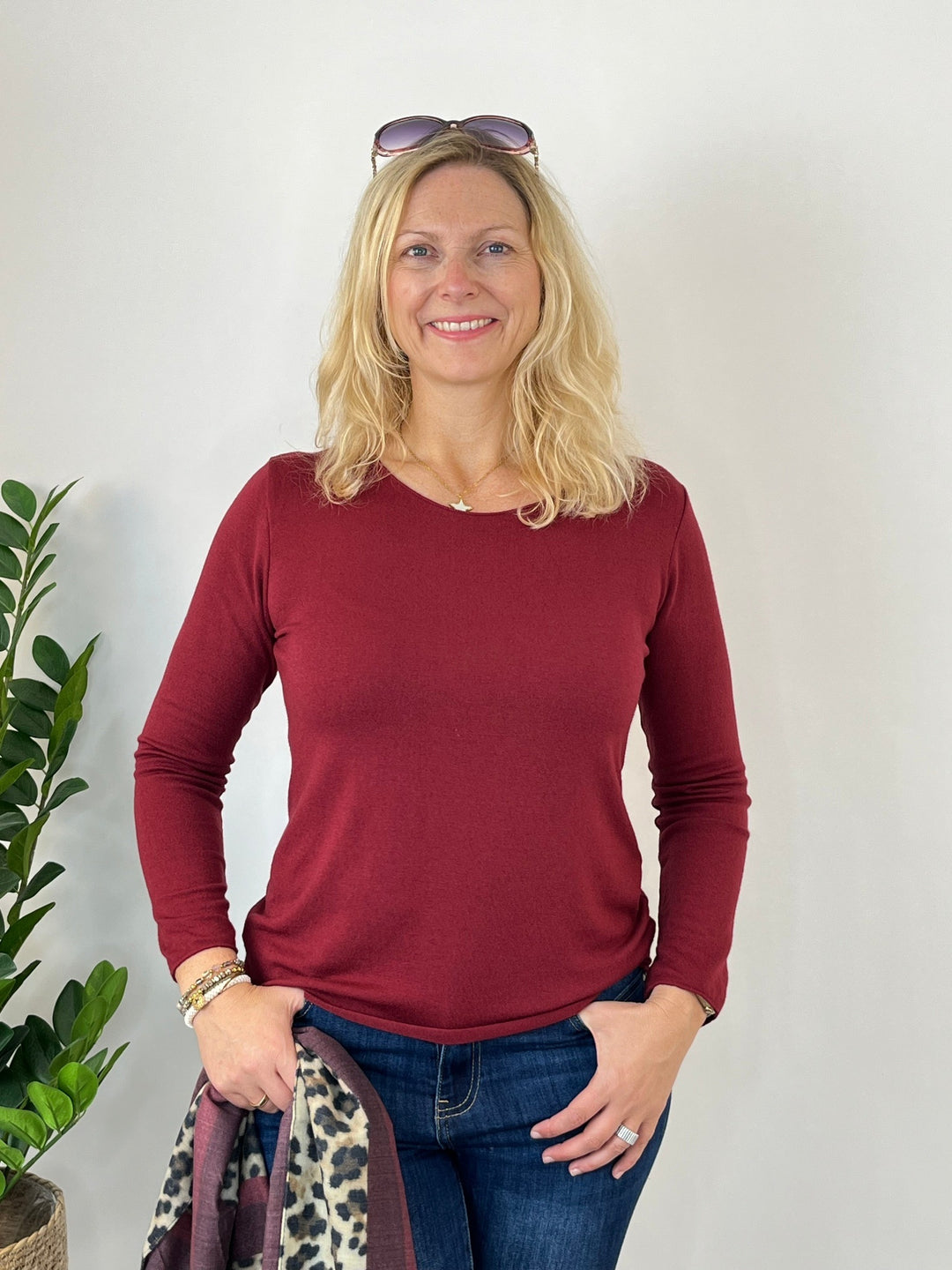 Bordeauxroter Pullover mit Rundhals, Frontalansicht
