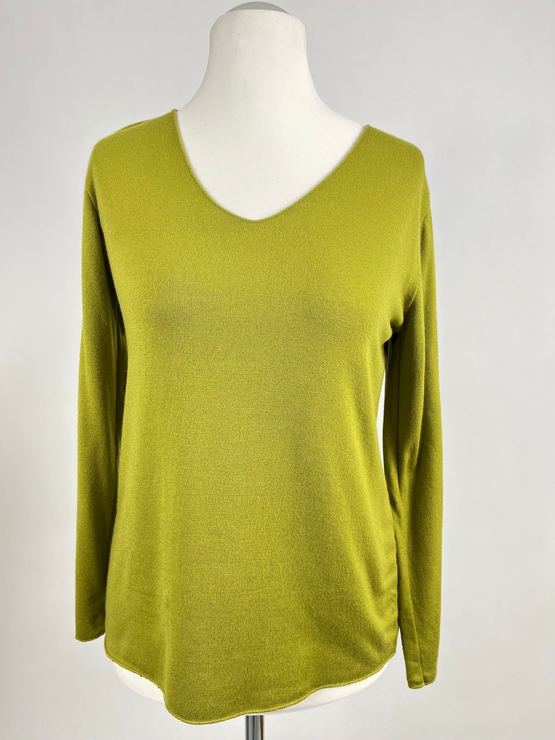 Olivgrüner V-Ausschnitt Pullover aus weicher Wolle-Mischung