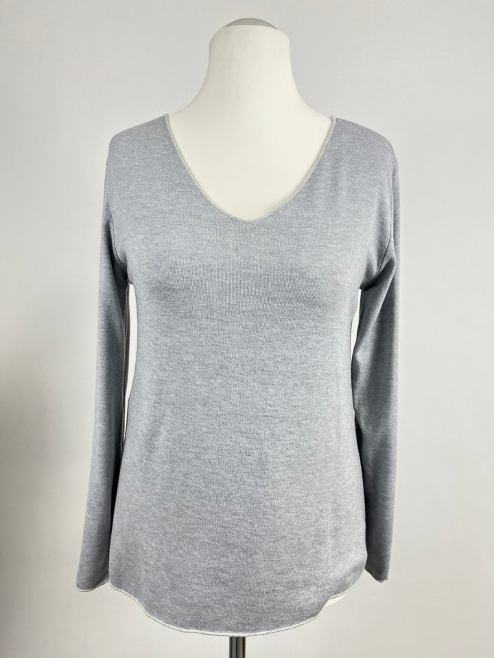 Hellgraues Stricktop mit V-Ausschnitt und weicher Textur