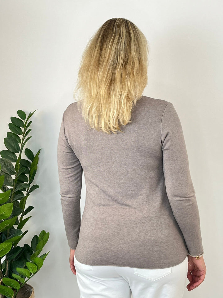 Rückansicht taupefarbener Pullover mit feiner melierter Wollstruktur