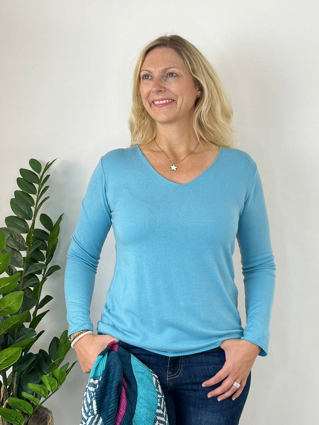 Hellblauer V-Ausschnitt Pullover aus Wolle und Angora mit Rippstruktur