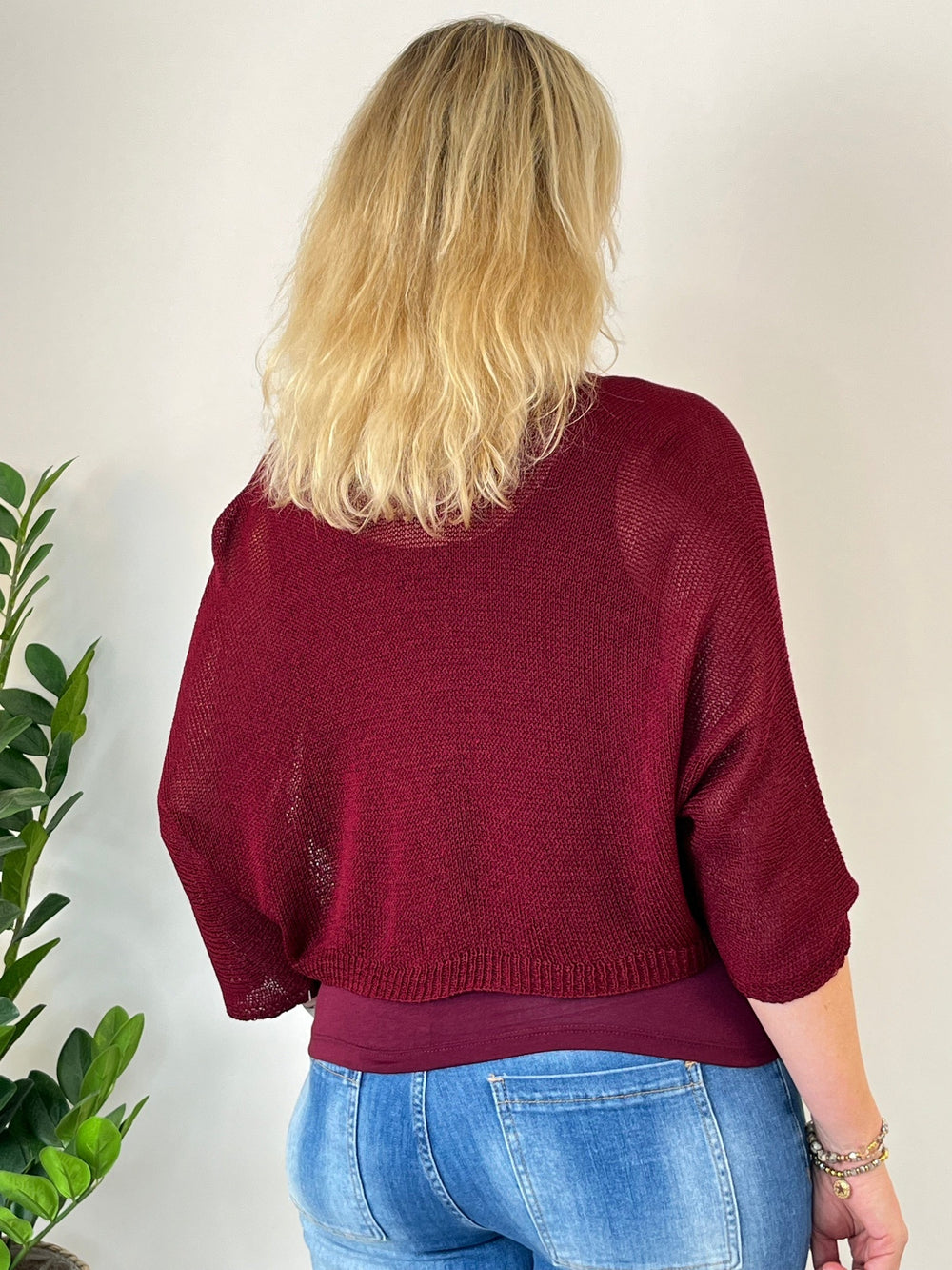 Rückansicht des lockeren bordeauxfarbenen Strickcardigans