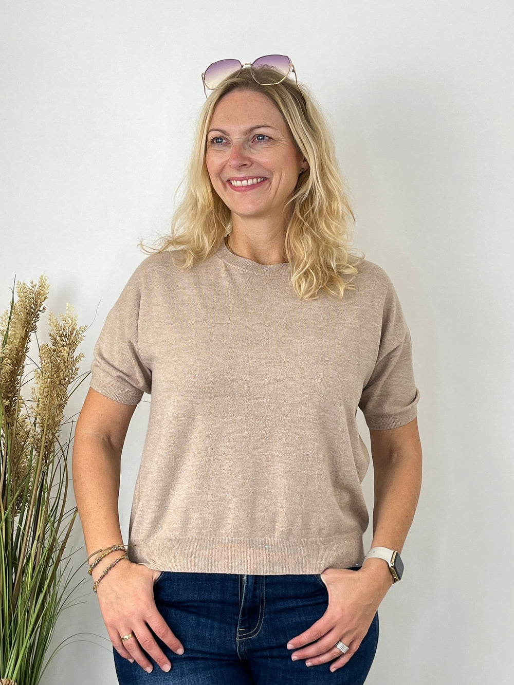 Beiger Sparkle Pullover im Halbarm-Schnitt am Model