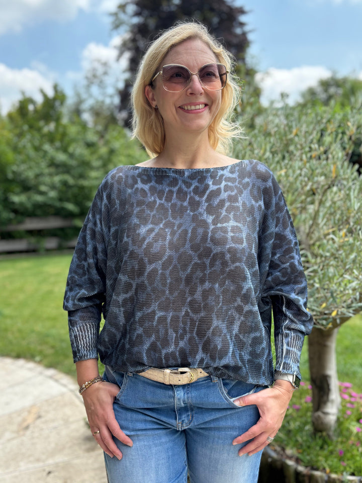 Fledermauspullover Leoprint, jeansblau-schwarz von Bella Vita - Mode &amp; Lifestyle