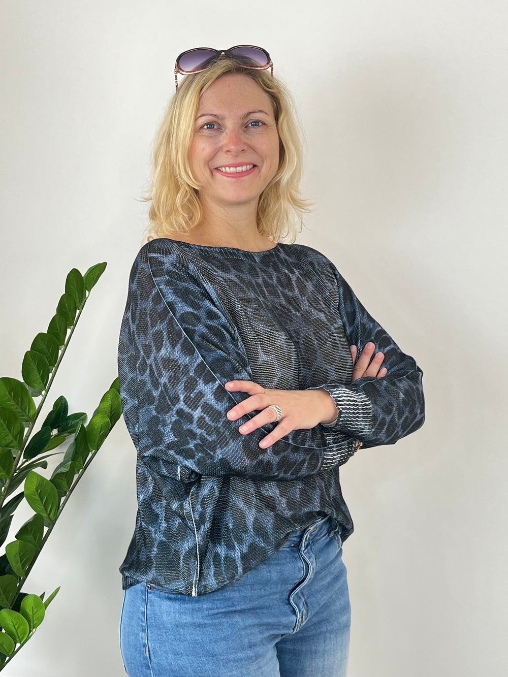 Fledermauspullover Leoprint, jeansblau-schwarz von Bella Vita - Mode & Lifestyle
