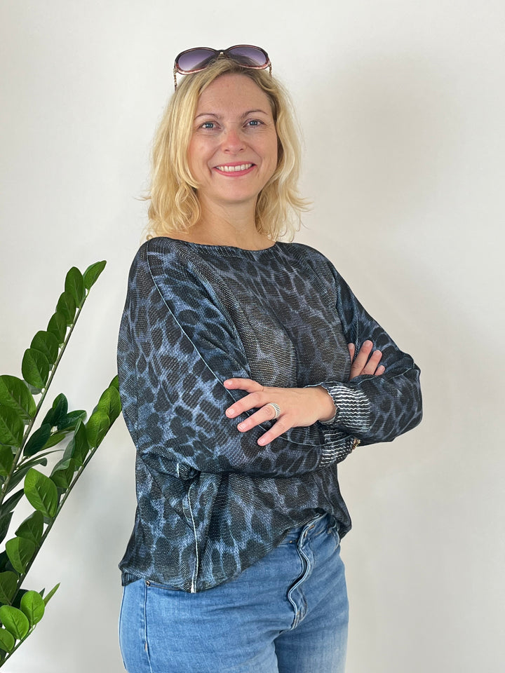 Fledermauspullover Leoprint, jeansblau-schwarz von Bella Vita - Mode &amp; Lifestyle