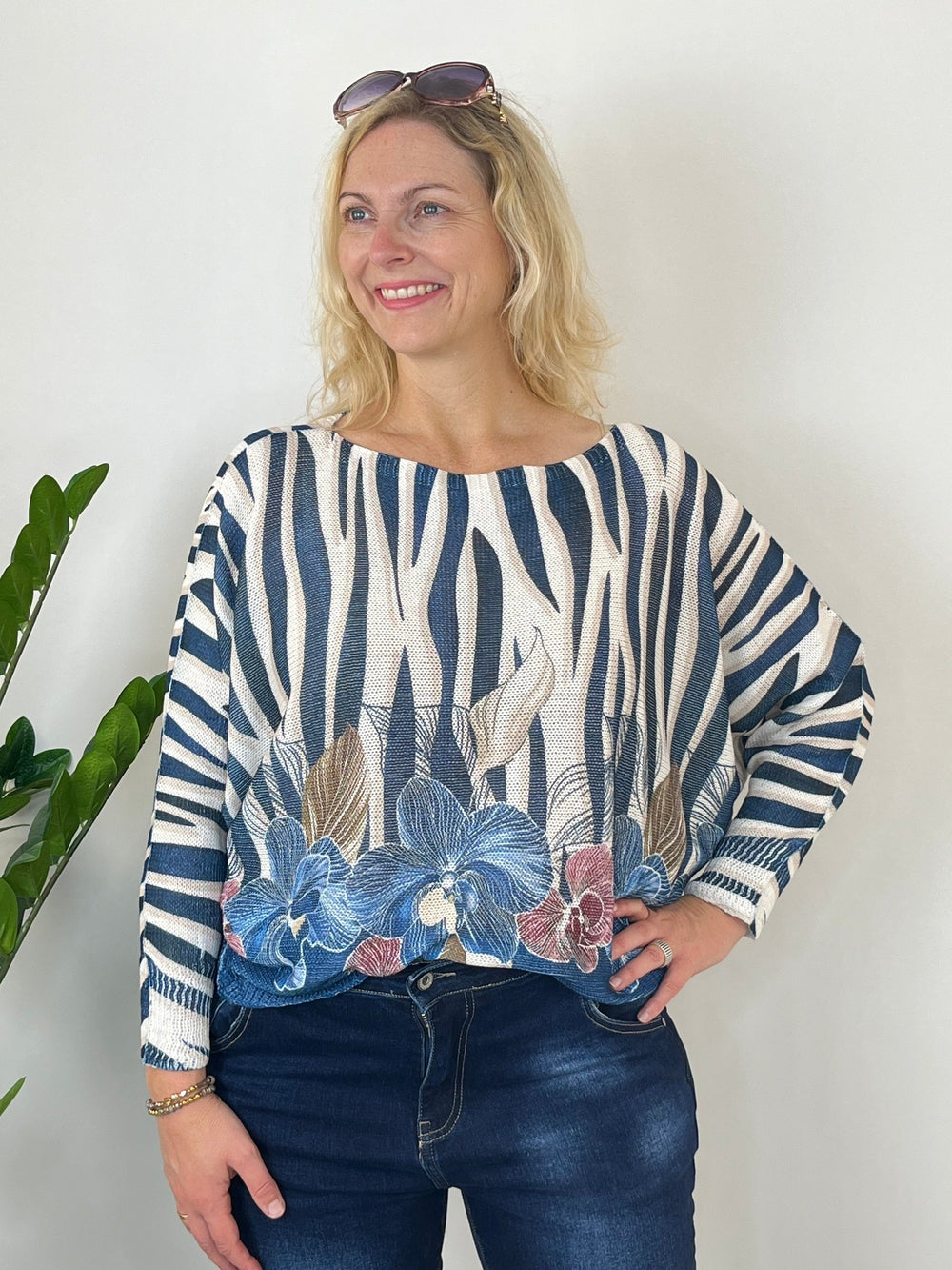Fledermauspullover Zebra-Floral, marine von Bella Vita - Mode & Lifestyle