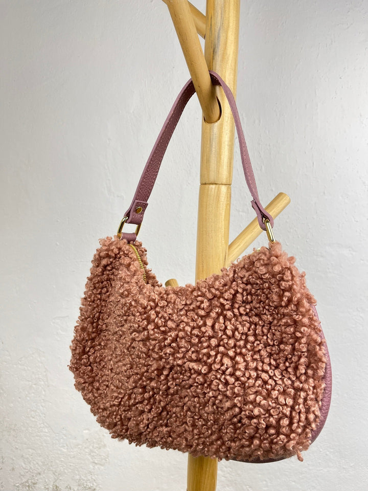 Halbmondtasche mit Fellimitat, rosenholz von Bella Vita - Mode &amp; Lifestyle