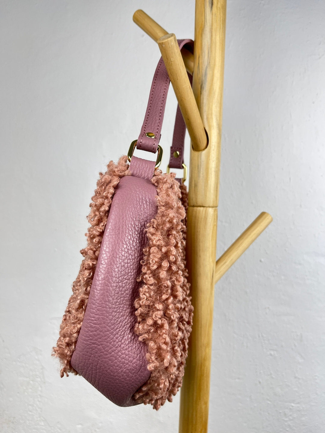 Halbmondtasche mit Fellimitat, rosenholz von Bella Vita - Mode &amp; Lifestyle