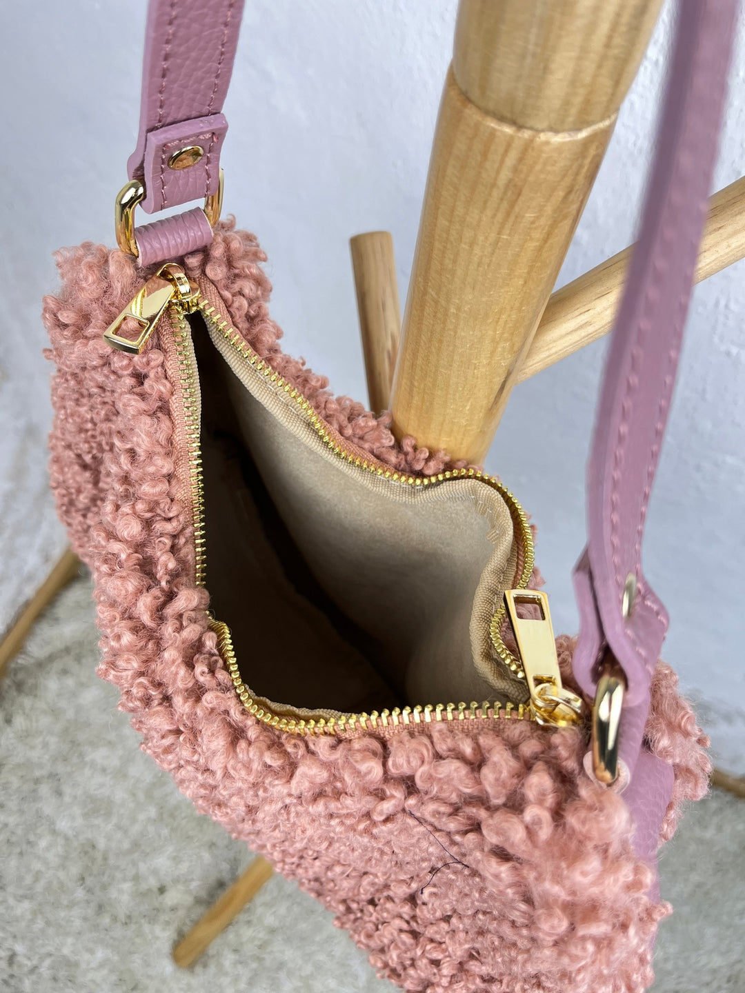 Halbmondtasche mit Fellimitat, rosenholz von Bella Vita - Mode &amp; Lifestyle