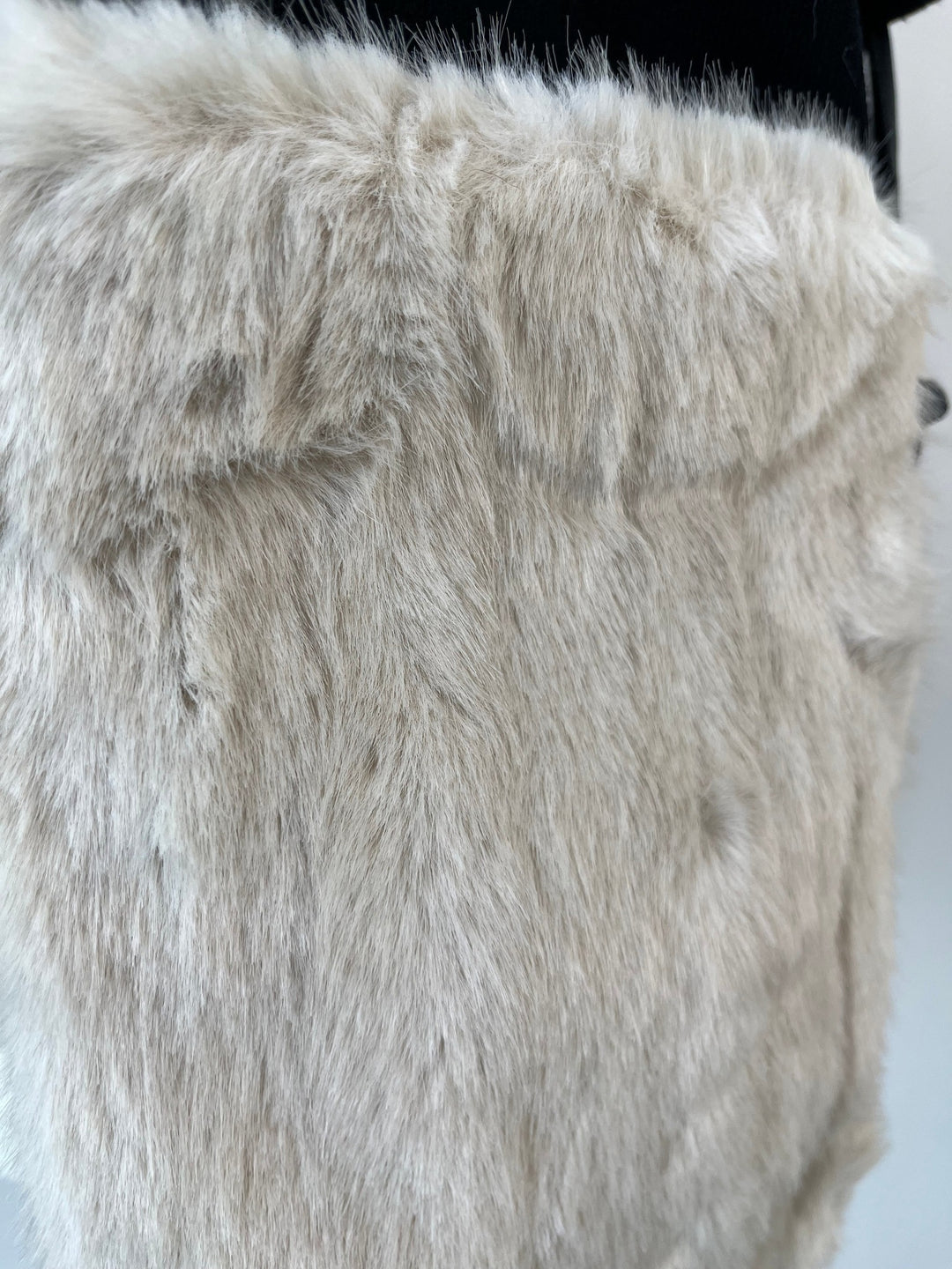 Nahaufnahme cremefarbene Handytasche Cozy Fellimitat Textur