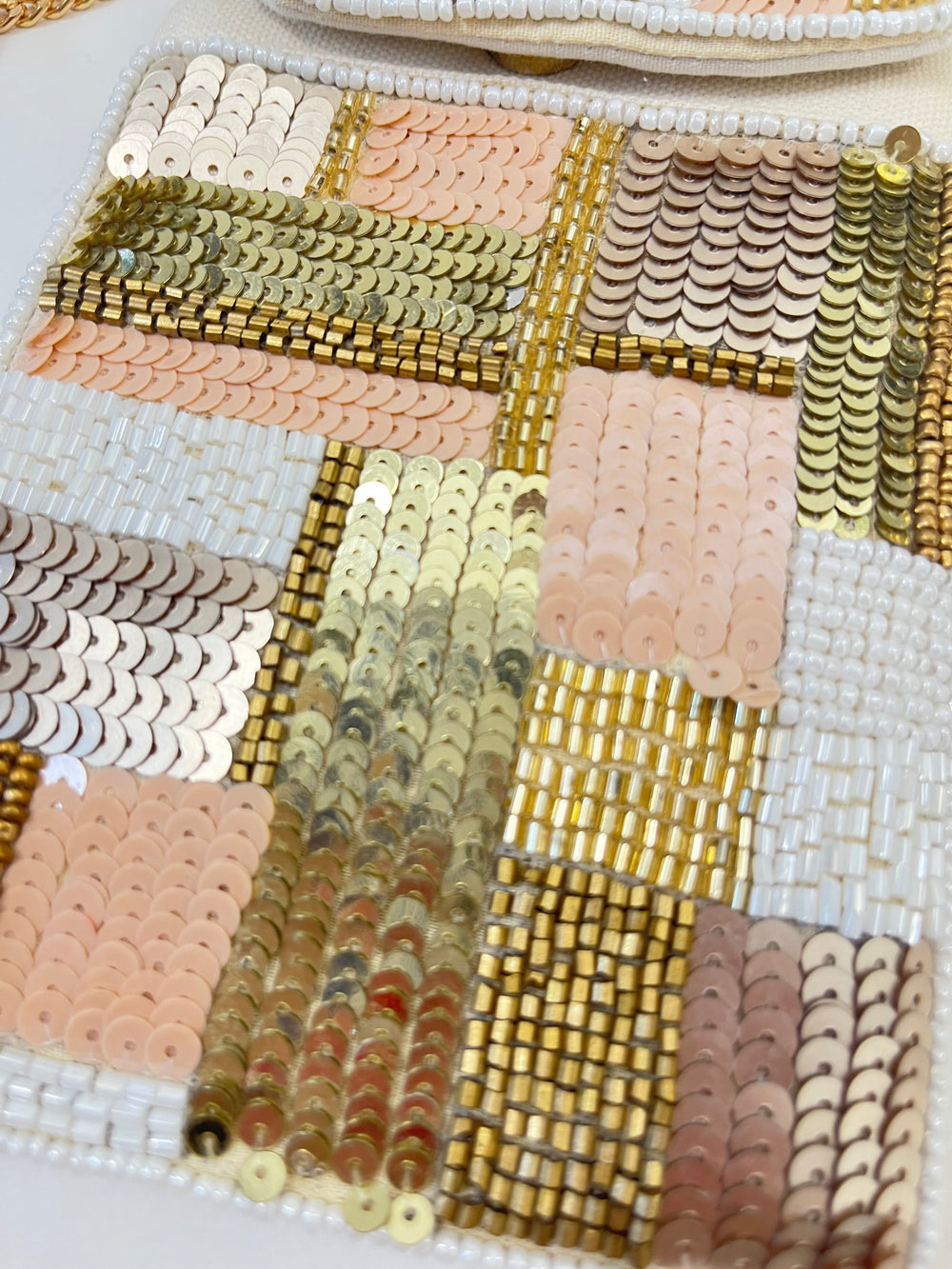 Handytasche mit Perlen und Pailletten, beige-gold von Bella Vita - Mode & Lifestyle