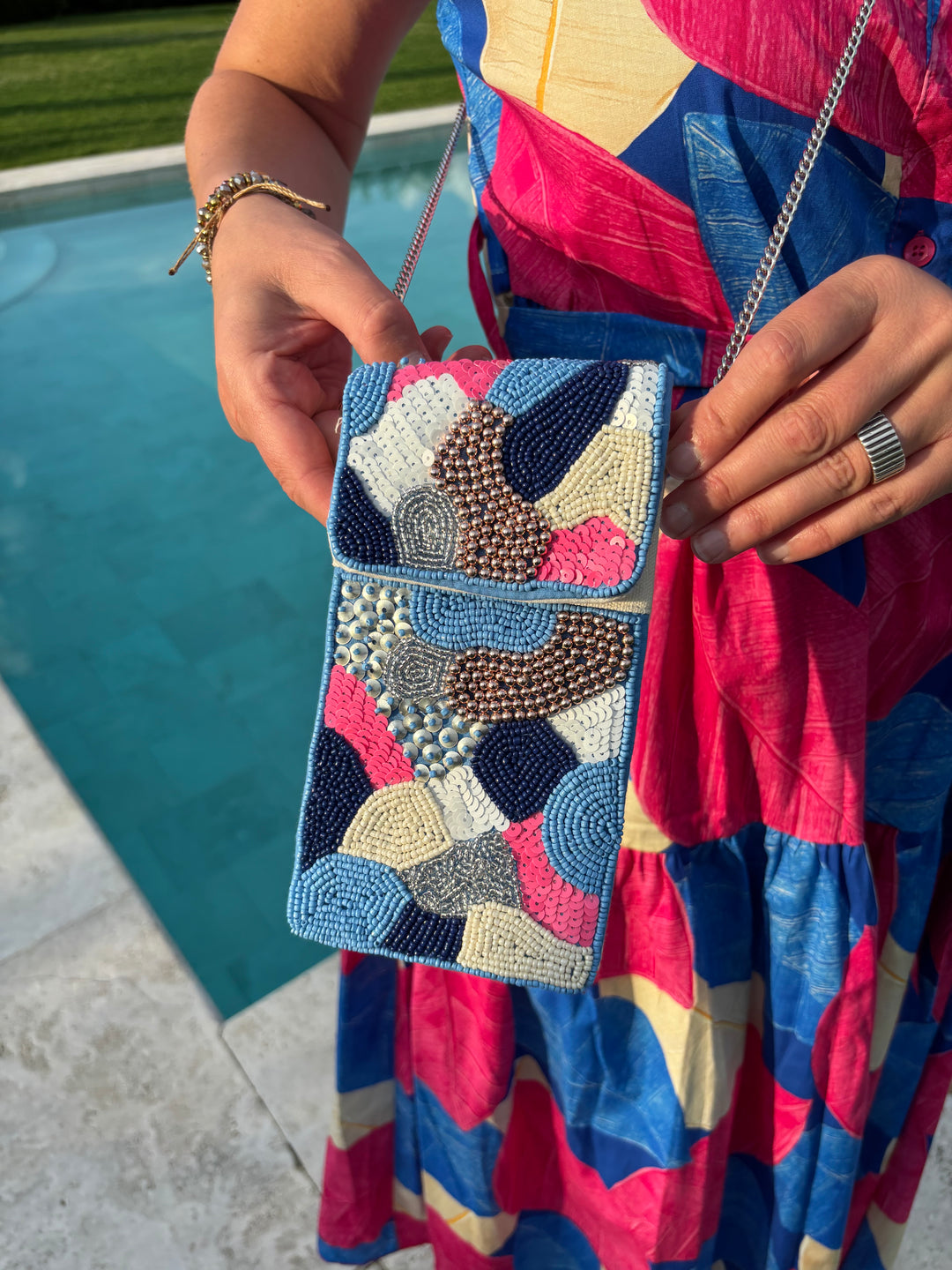 Handytasche mit Perlen und Pailletten, blau-pink von Bella Vita - Mode &amp; Lifestyle