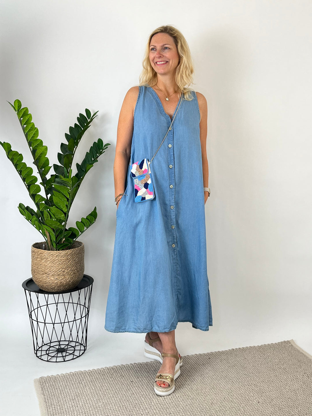 Handytasche mit Perlen und Pailletten, blau-pink von Bella Vita - Mode &amp; Lifestyle