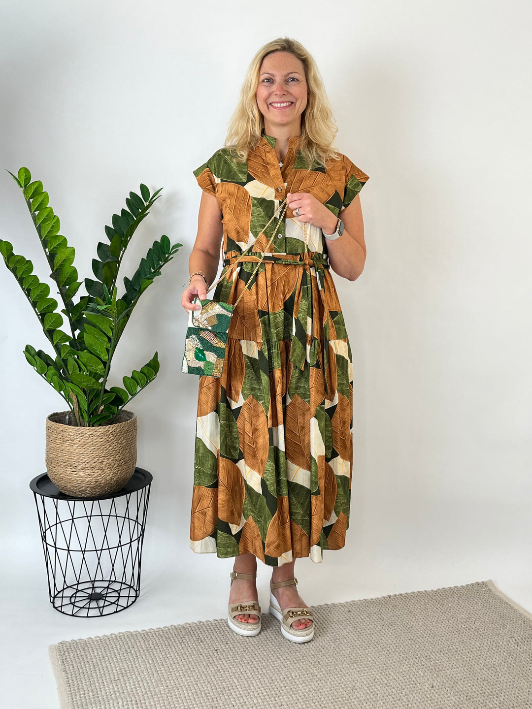 Handytasche mit Perlen und Pailletten, khaki-gold von Bella Vita - Mode &amp; Lifestyle