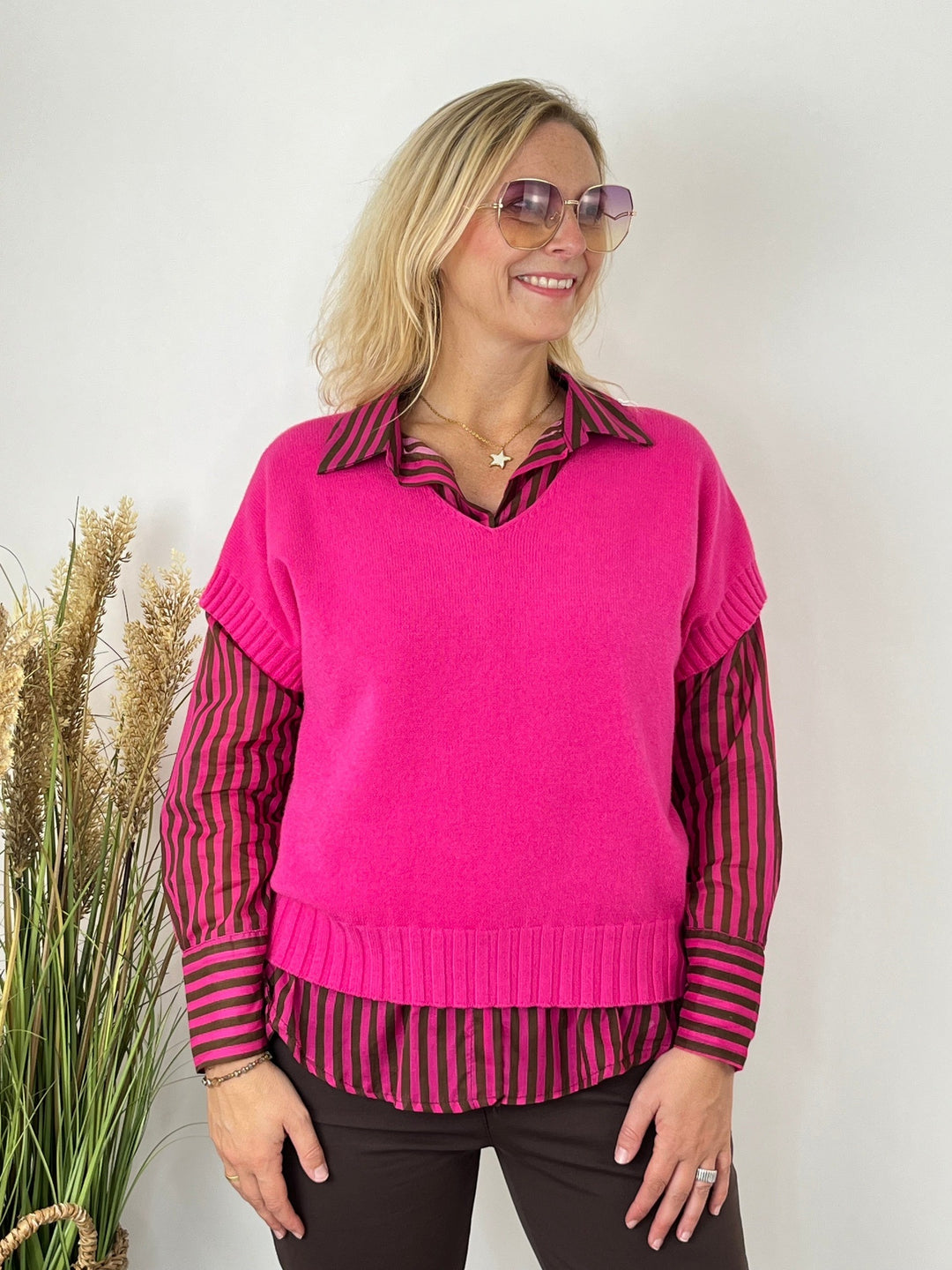 Gestrichelte Bluse als Layering unter einem pinken Pullover