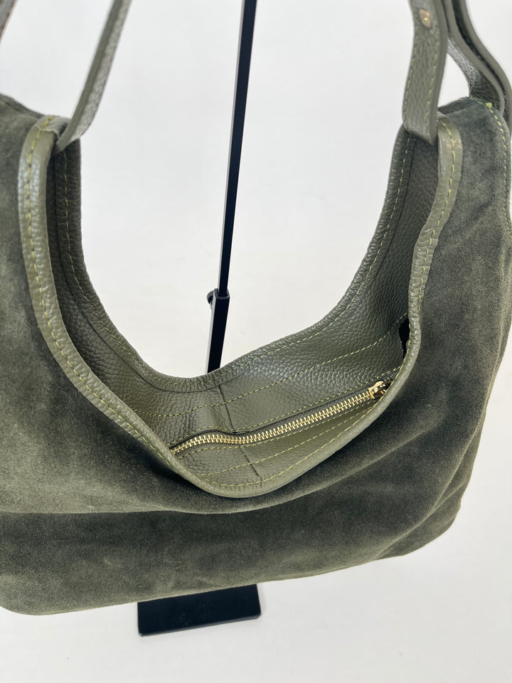 Nahaufnahme olivgrüne Hobo Bag Wildleder mit goldfarbenem Reißverschluss und Kontrastnaht