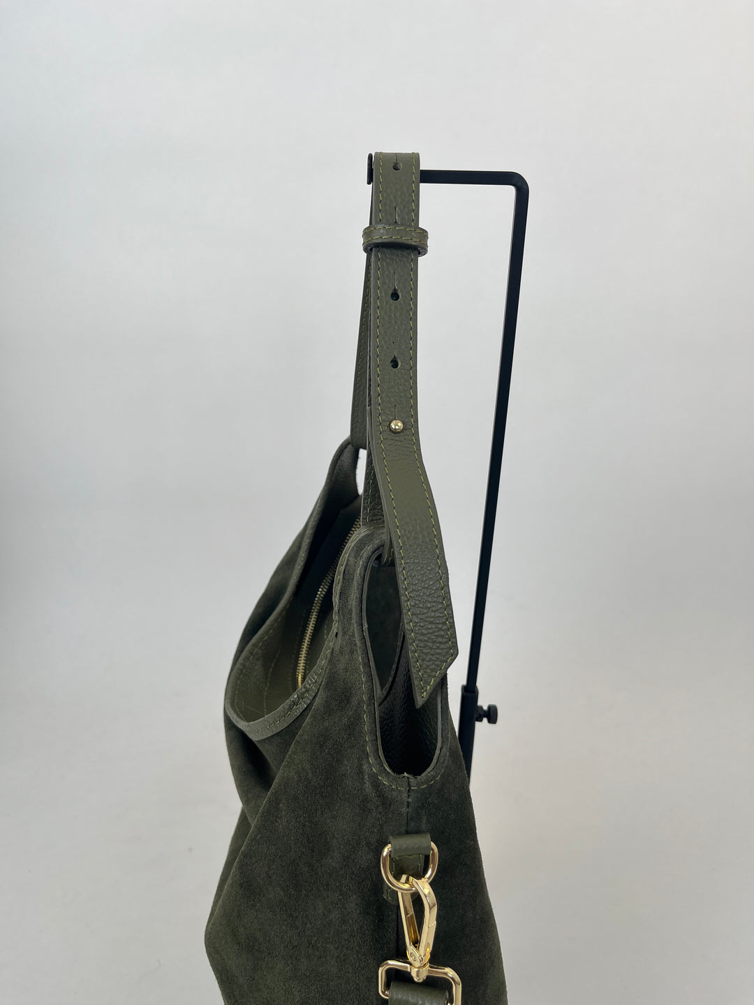 Olivgrüne Hobo Bag aus Wildleder mit Glattlederrand und verstellbarem Schultergurt