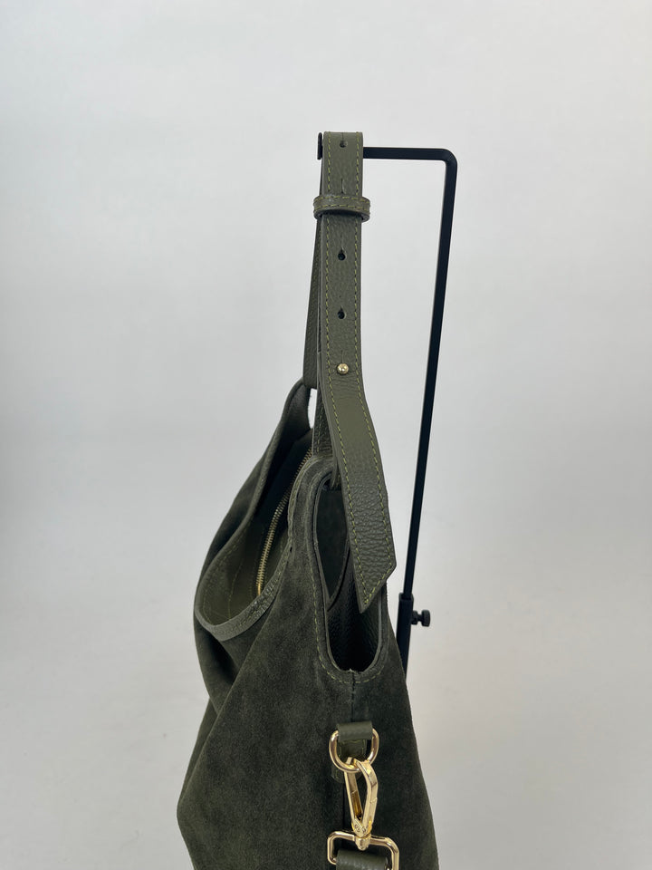 Olivgrüne Hobo Bag aus Wildleder mit Glattlederrand und verstellbarem Schultergurt