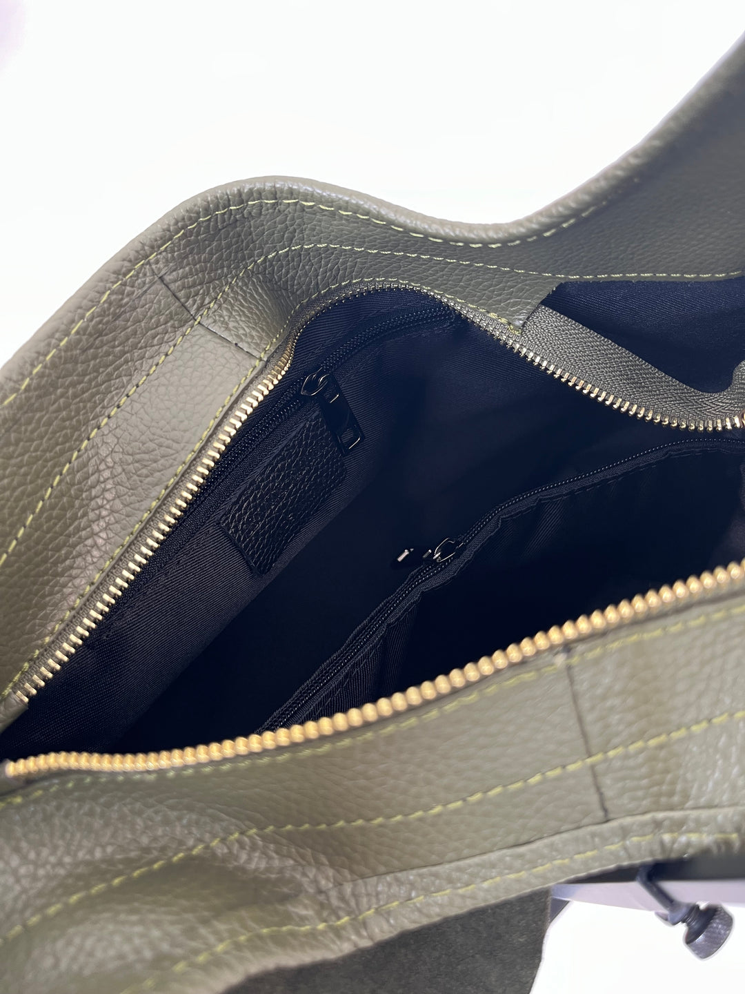 Innenansicht olivgrüne Hobo Bag mit dunklem Futter und mehreren Reißverschlusstaschen