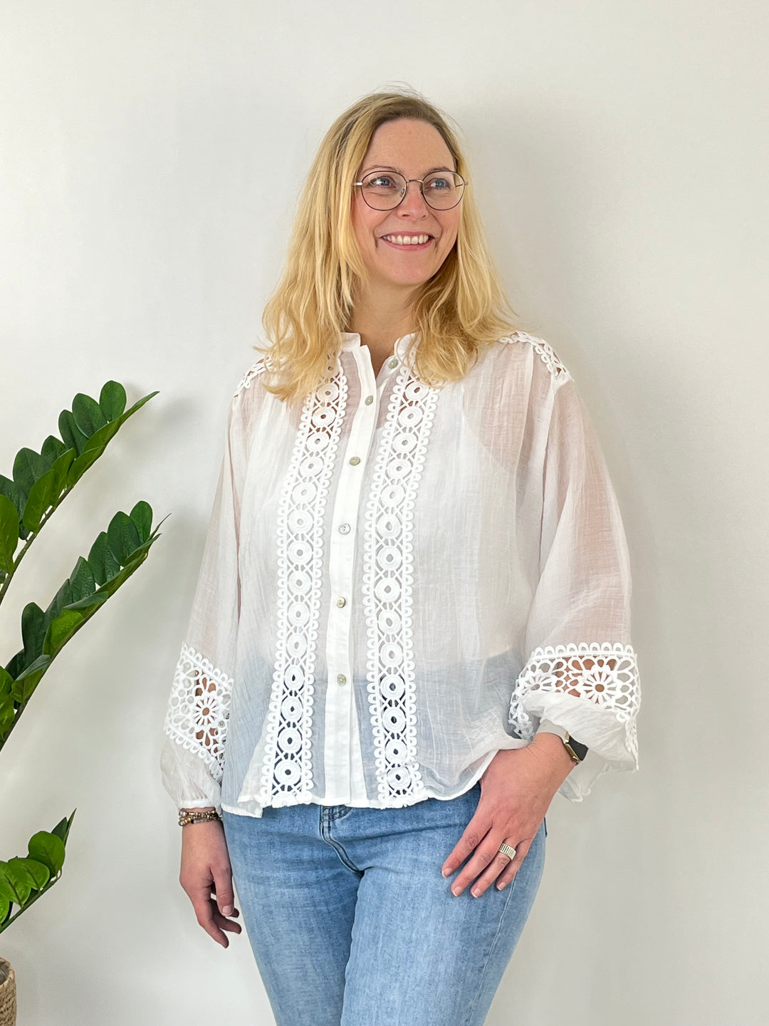 Crinkle-Bluse mit Lochstickerei, weiß von Bella Vita - Mode & Lifestyle