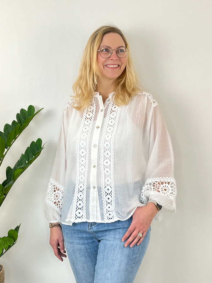 Crinkle-Bluse mit Lochstickerei, weiß von Bella Vita - Mode & Lifestyle