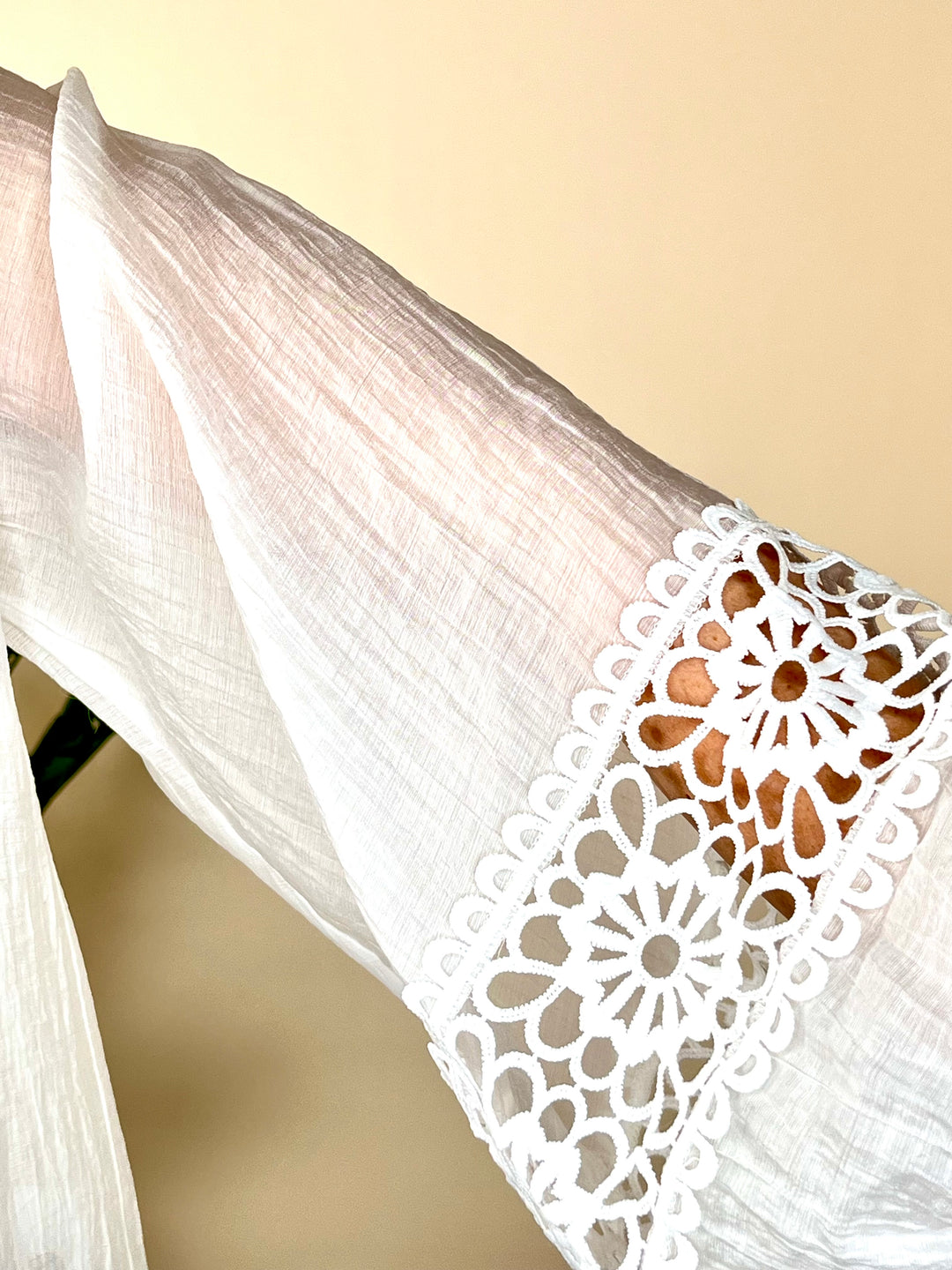 Crinkle-Bluse mit Lochstickerei, weiß von Bella Vita - Mode & Lifestyle